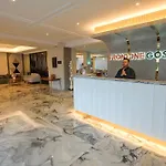 Front One Gosyen Hotel Salatiga