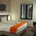 Front One Gosyen Hotel Salatiga